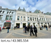 Москва, Никольская улица, дом 7-9, строение 4. Торговые ряды Заиконоспасского монастыря, 1895–1897 гг постройки. Редакционное фото, фотограф Овчинникова Ирина / Фотобанк Лори