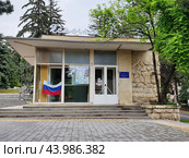 Pyatigorsk, Russia, May 8, 2024. Mineral water source No. 1. Cascade fountains, Lermontov street Pyatigorsk, recreation area. Tourist area. Редакционное фото, фотограф Оксана Медведева / Фотобанк Лори