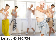 Teenage girl dancing jazz funk in group. Стоковое фото, фотограф Яков Филимонов / Фотобанк Лори