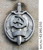 "Герб" МВД на здании ОМВД России по Туринскому району, ул. Спорта, 18, Туринск (2024 год). Редакционное фото, фотограф Алексей Иванов / Фотобанк Лори