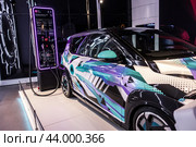 Российский электромобиль «Атом» на выставке «Станция Манеж. Московский транспорт — 2030». Шоукар «Атом» в оригинальном дизайне, разработанном художником Ciay. Рядом с ним представлены электрозарядная станция и конфигуратор, на котором каждый посетитель сможет спроектировать дизайн своего «Атома»./ Russian electric car "Atom" at the exhibition "Manezh Station. Moscow Transport - 2030". (2024 год). Редакционное фото, фотограф Iva Noel / Фотобанк Лори
