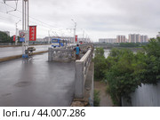 Мост Чхунсон через реку Тэдон в городе Пхеньян, Северная Корея. Пасмурный летний день. (2024 год). Редакционное фото, фотограф Александр Кузнецов / Фотобанк Лори