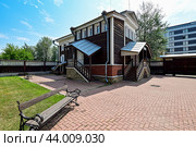Город Иркутск. Улица Декабрьских событий, дом 77б. Информационно-туристическая служба города Иркутска (2024 год). Редакционное фото, фотограф Александр Тараканов / Фотобанк Лори