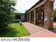 Аллея городов-побратимов. Город Иркутск (2024 год). Редакционное фото, фотограф Александр Тараканов / Фотобанк Лори