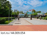 Аллея городов-побратимов. Город Иркутск (2024 год). Редакционное фото, фотограф Александр Тараканов / Фотобанк Лори