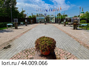 Аллея городов-побратимов. Город Иркутск (2024 год). Редакционное фото, фотограф Александр Тараканов / Фотобанк Лори