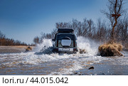 Rybachy, RUSSIA - May 30 2022: Off-roading New Land Rover Defender. The Land Rover Defender is a series of British off-road cars and pick-up trucks. Редакционное фото, фотограф Андрей Армягов / Фотобанк Лори