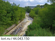 Слив плотины (Нижне-)Сысертского водохранилища, город Сысерть, Свердловская область (2024 год). Стоковое фото, фотограф Алексей Иванов / Фотобанк Лори