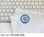 Заказные письма из налоговой службы. Налоговое уведомление. Информация о налогах. (2024 год). Редакционное фото, фотограф Татьяна Т / Фотобанк Лори