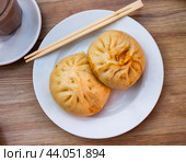 Traditional Chinese steamed buns Xiaolongbao stuffed with pork. Стоковое фото, фотограф Яков Филимонов / Фотобанк Лори