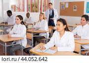 Medical students writing in notepads lesson. Стоковое фото, фотограф Яков Филимонов / Фотобанк Лори