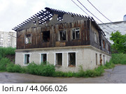 Заброшенный двухэтажный дом, город Курган, улица Климова, 13а (2024 год). Стоковое фото, фотограф Алексей Иванов / Фотобанк Лори