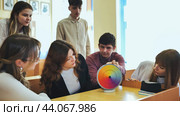 Students in physics class spin Newton's colorful wheel. Стоковое фото, фотограф Mikhail Davidovich / Фотобанк Лори