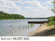 Вид на реку Дон, рыбачья лодка у песчаного берега,  Волгоградская область, Иловлинский район, Россия (2024 год). Стоковое фото, фотограф Андрей Цыганков / Фотобанк Лори