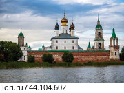Ростов Великий. Спасо-Яковлевский монастырь. Вид со стороны озера Неро. (2024 год). Редакционное фото, фотограф Свитич Олег / Фотобанк Лори