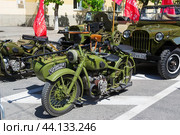 Старый военный мотоцикл М-72 времён Великой Отечественной войны. Волгоград, улица Мира, Россия. (2024 год). Редакционное фото, фотограф Андрей Цыганков / Фотобанк Лори