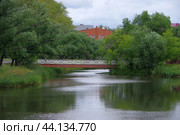 Пешеходный мост через реку Битёвка, ЦПКиО, город Курган (2024 год). Стоковое фото, фотограф Алексей Иванов / Фотобанк Лори