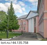 Город Венёв,Тульская область, Россия. Площадь Ильича, дом 4. Здание Администрации муниципального образования Веневский район (2024 год). Стоковое фото, фотограф Наталья Николаева / Фотобанк Лори