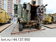 Уничтоженный британский бронеавтомобиль «Mastiff». Передвижная выставка трофейной техники НАТО "Сила v правде- гордость и победа" (2024 год). Редакционное фото, фотограф Александр Тараканов / Фотобанк Лори