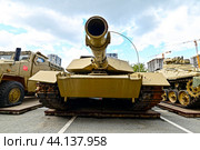 Американский танк M1A1SA «ABRAMS». Выставка трофейной техники из зоны СВО. Город Тюмень (2024 год). Редакционное фото, фотограф Александр Тараканов / Фотобанк Лори