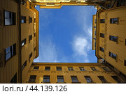 Старый двор-колодец в начале Гороховой улицы (дом 5), Saint Petersburg, Russia (2024 год). Стоковое фото, фотограф Валерия Попова / Фотобанк Лори