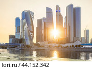 Небоскребы Москва-Сити и мост Багратион, Москва-река, Москва (2024 год). Редакционное фото, фотограф Андрей Бойков / Фотобанк Лори