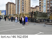 Посетители передвижной выставки трофейной техники НАТО "Сила v правде- гордость и победа" (2024 год). Редакционное фото, фотограф Александр Тараканов / Фотобанк Лори