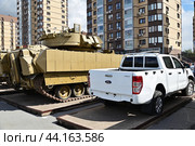 Трофейные американские внедорожник "Ford Ranger" и БМП W2A2 «BRADLEY». Гусеничная бронированная машина армии США. Передвижная выставка трофейной техники НАТО "Сила v правде- гордость и победа" (2024 год). Редакционное фото, фотограф Александр Тараканов / Фотобанк Лори