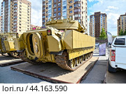 Подбитая американская БМП W2A2 «BRADLEY». Гусеничная бронированная машина армии США. Передвижная выставка трофейной техники НАТО "Сила v правде- гордость и победа" (2024 год). Редакционное фото, фотограф Александр Тараканов / Фотобанк Лори
