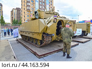 Российские военнослужащие возле подбитой американской БМП W2A2 «BRADLEY». Гусеничная бронированная машина армии США. Передвижная выставка трофейной техники НАТО "Сила v правде- гордость и победа" (2024 год). Редакционное фото, фотограф Александр Тараканов / Фотобанк Лори
