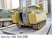 Подбитая американская БМП W2A2 «BRADLEY». Гусеничная бронированная машина армии США. Передвижная выставка трофейной техники НАТО "Сила v правде- гордость и победа" (2024 год). Редакционное фото, фотограф Александр Тараканов / Фотобанк Лори