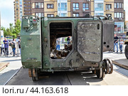 Выгоревший внутри американский бронетранспортер M113 A2. Выставка трофейной техники из зоны СВО. Город Тюмень (2024 год). Редакционное фото, фотограф Александр Тараканов / Фотобанк Лори