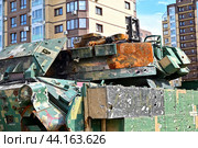 Часть уничтоженной американской БМП W2A2 «BRADLEY». Гусеничная бронированная машина армии США. Передвижная выставка трофейной техники НАТО "Сила v правде- гордость и победа" (2024 год). Редакционное фото, фотограф Александр Тараканов / Фотобанк Лори