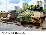 Уничтоженные американские БМП W2A2 «BRADLEY» и бронетранспортер M113 A2. Передвижная выставка трофейной техники НАТО "Сила в правде- гордость и победа". Город Тюмень (2024 год). Редакционное фото, фотограф Александр Тараканов / Фотобанк Лори
