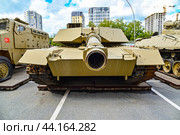 Американский танк M1A1SA «ABRAMS». Передвижная выставка трофейной техники НАТО "Сила v правде- гордость и победа". Город Тюмень (2024 год). Редакционное фото, фотограф Александр Тараканов / Фотобанк Лори