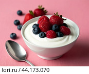 Yogurt bowl with fresh berries on a pink background. Стоковое AI-изображение, AI-художник Ольга Пахомова / Фотобанк Лори