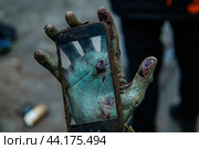 Grubby hand holding a damaged smartphone. Стоковое AI-изображение, AI-художник Иван Рябоконь / Фотобанк Лори