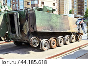 Уничтоженный американский бронетранспортер M113 A2. Передвижная выставка трофейной техники НАТО "Сила в правде- гордость и победа". Город Тюмень (2024 год). Редакционное фото, фотограф Александр Тараканов / Фотобанк Лори