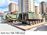 Уничтоженный американский бронетранспортер M113 A2. Передвижная выставка трофейной техники НАТО "Сила в правде- гордость и победа". Город Тюмень (2024 год). Редакционное фото, фотограф Александр Тараканов / Фотобанк Лори