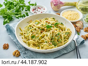 Step by step recipe. Pesto pasta, bavette with walnuts, Стоковое фото, фотограф Natalia Gdovskaia / Фотобанк Лори
