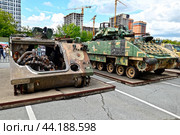 Уничтоженные американские БМП W2A2 «BRADLEY» и бронетранспортер M113 A2. Передвижная выставка трофейной техники НАТО "Сила в правде- гордость и победа". Город Тюмень (2024 год). Редакционное фото, фотограф Александр Тараканов / Фотобанк Лори