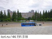 Научно-исследовательский институт кино в центре города Пхеньян, Северная Корея. Пасмурный летний день. (2024 год). Редакционное фото, фотограф Александр Кузнецов / Фотобанк Лори