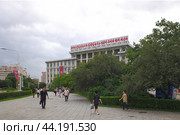 Государственный плановый комитет на улице Моранбон в центре города Пхеньян, КНДР. Пасмурный летний день. (2024 год). Редакционное фото, фотограф Александр Кузнецов / Фотобанк Лори