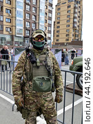 Военнослужащий  Российской армии на передвижной выставке трофейной техники НАТО "Сила v правде- гордость и победа". Город Тюмень (2024 год). Редакционное фото, фотограф Александр Тараканов / Фотобанк Лори