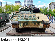 Разбитая американская БМП W2A2 «BRADLEY». Гусеничная бронированная машина армии США. Передвижная выставка трофейной техники НАТО "Сила v правде- гордость и победа" (2024 год). Редакционное фото, фотограф Александр Тараканов / Фотобанк Лори