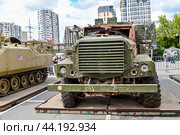 Уничтоженный британский бронеавтомобиль «Mastiff». Передвижная выставка трофейной техники НАТО "Сила v правде- гордость и победа" (2024 год). Редакционное фото, фотограф Александр Тараканов / Фотобанк Лори