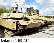 Американский танк M1A1SA «ABRAMS». Передвижная выставка трофейной техники НАТО "Сила v правде- гордость и победа". Город Тюмень (2024 год). Редакционное фото, фотограф Александр Тараканов / Фотобанк Лори