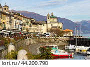 Promenade in Cannobio on Lake Maggiore overlooking church and harbor with boats (2022 год). Редакционное фото, фотограф Яков Филимонов / Фотобанк Лори
