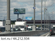 Автомобили на МКАД и реклама СВО на дороге (2024 год). Редакционное фото, фотограф Дмитрий Неумоин / Фотобанк Лори