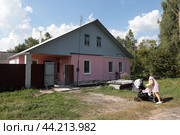 Розовый жилой дом в селе Творишино брянской области (2024 год). Редакционное фото, фотограф Дмитрий Неумоин / Фотобанк Лори